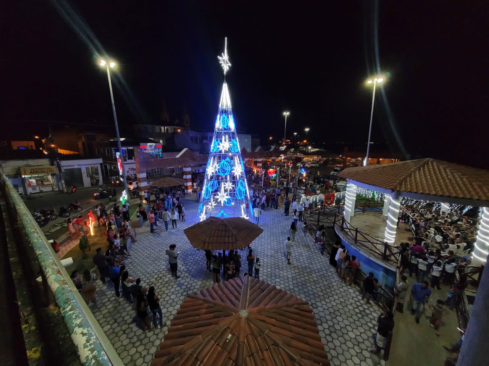 Prefeitura inaugura decoração de natal com árvore de 14,5 metros |  Prefeitura Municipal de Propriá
